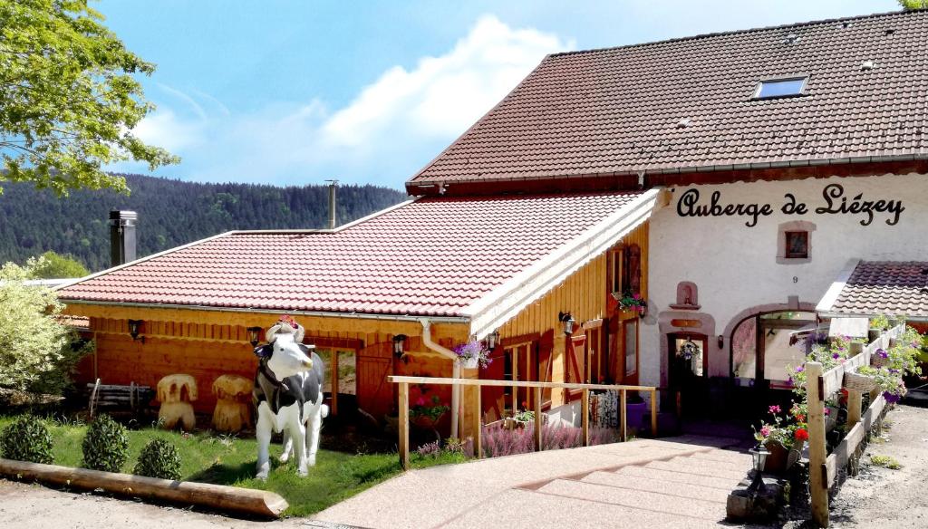 利耶泽利泽客栈的前面有牛雕像的建筑