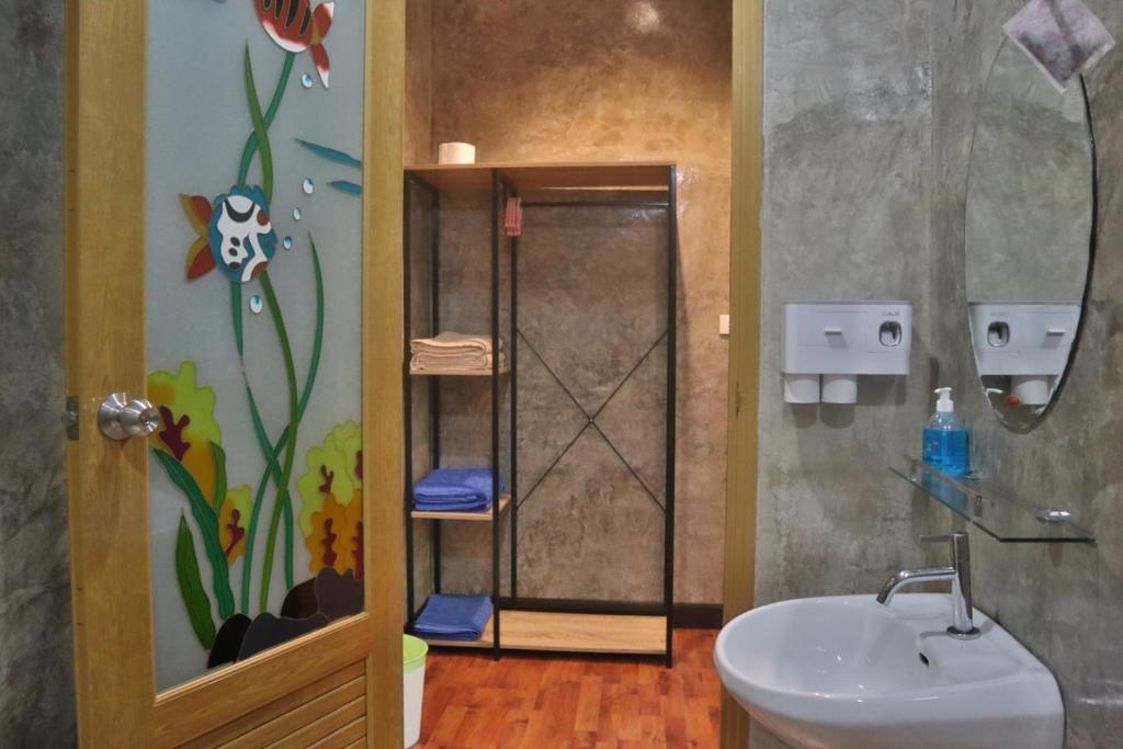 库德岛Baan Rabieng Talay Homestayบ้านระเบียงทะเล โฮมสเตย์เกาะกูด的一间带水槽、卫生间和淋浴的浴室