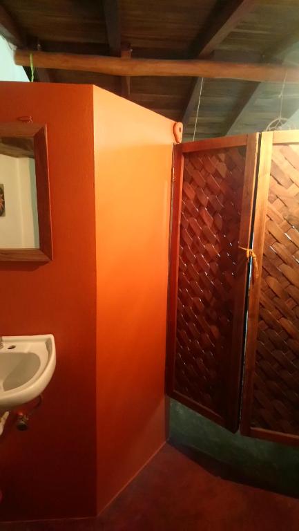 兹波利特绿洲城堡旅馆的带淋浴、盥洗盆和镜子的浴室