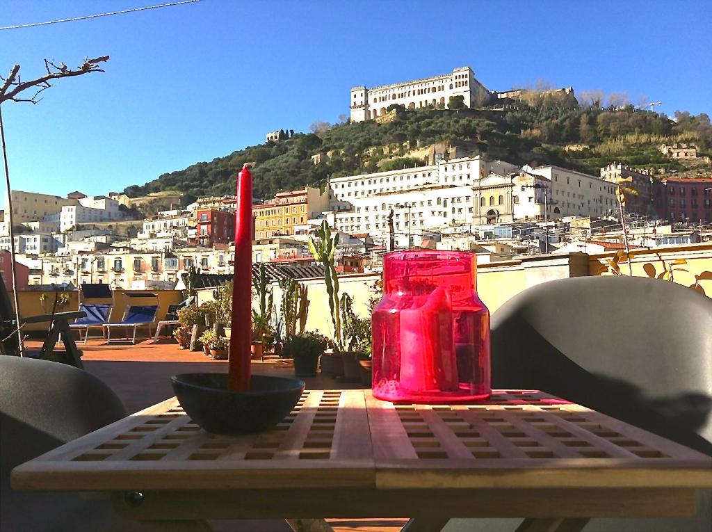 那不勒斯切尔托萨岛公寓的一张桌子上放着红色蜡烛,享有美景