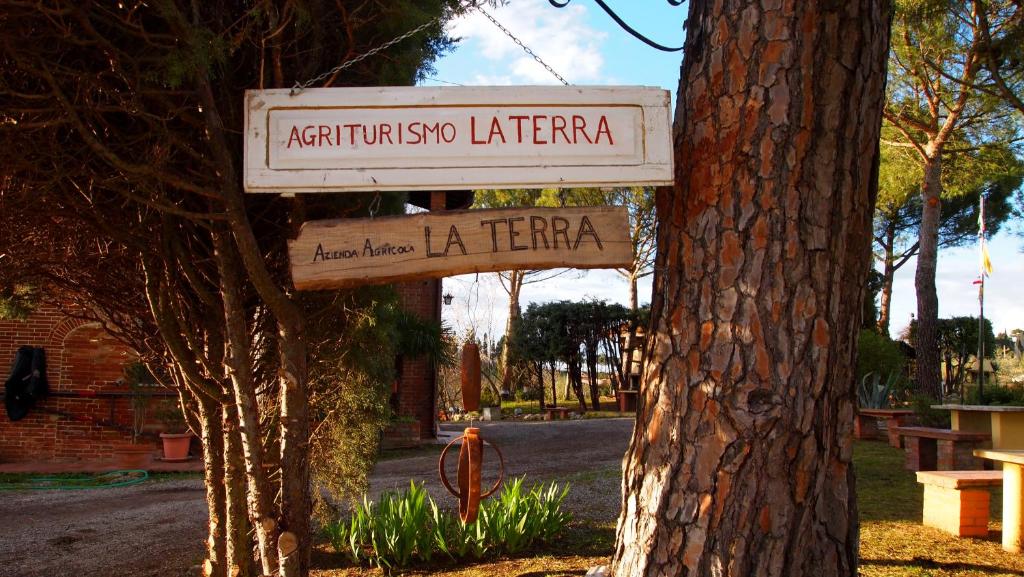 瓦里亚诺Agriturismo La Terra的挂在树旁的树上的标志