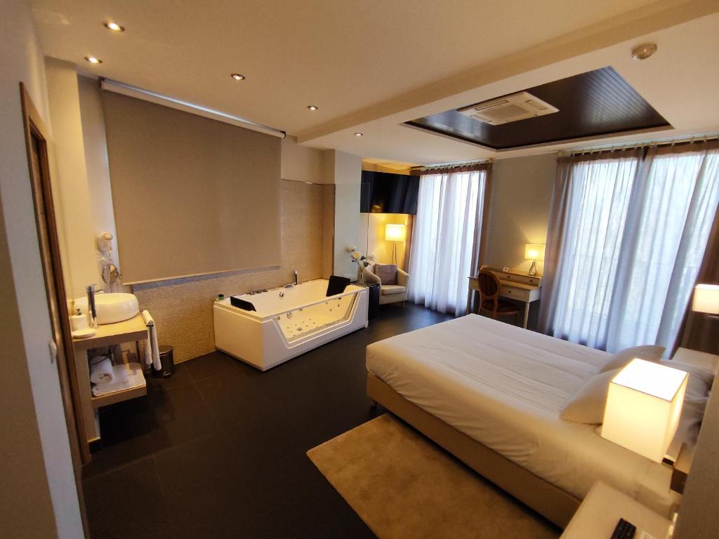 Tudela de Duero拱门酒店的一间酒店客房 - 带一张床和一间浴室