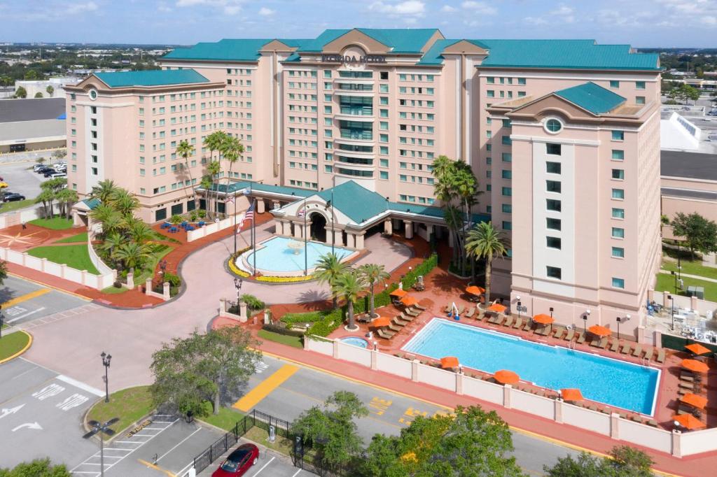 奥兰多The Florida Hotel & Conference Center in the Florida Mall的享有带游泳池的度假村的空中景致