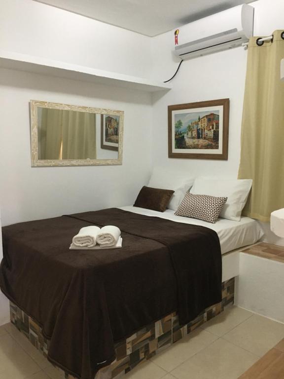 嘎林海斯港Chales Adria的一间卧室配有一张床,上面有两条毛巾