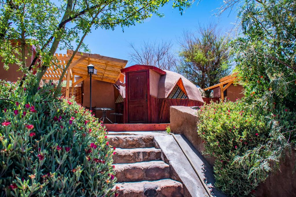 圣佩德罗·德·阿塔卡马San Pedro Domos的一座带红色门和蒙古包的房子
