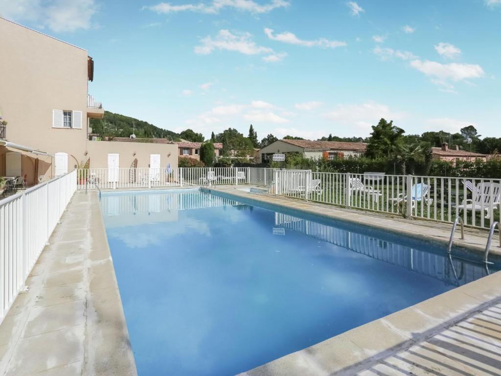佩梅纳德Modern holiday home with swimming pool的一个带白色围栏和蓝色水的游泳池