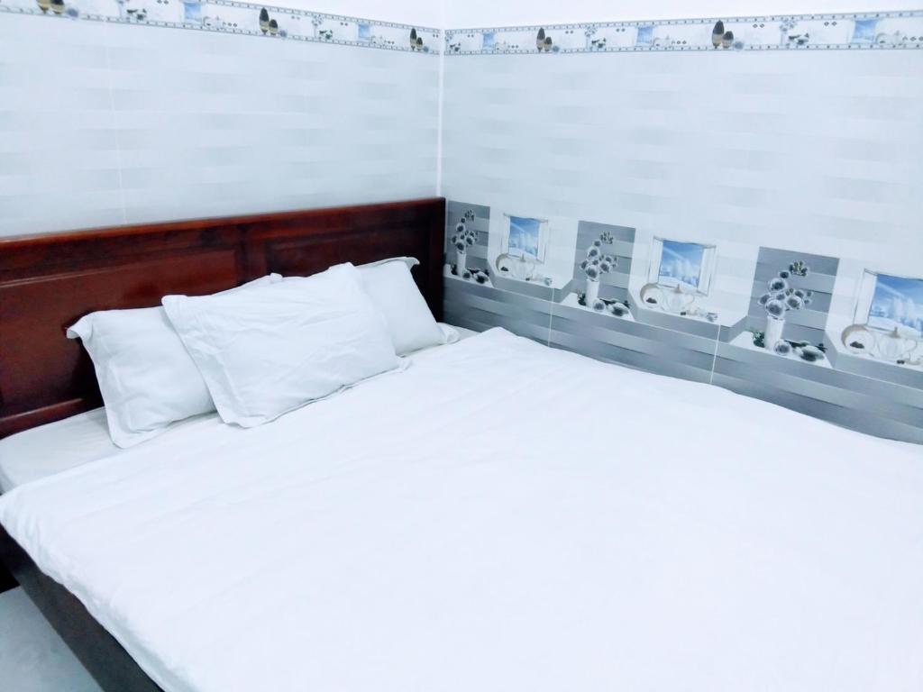 土龙木市Nhà nghỉ Đế Vương的卧室内两张并排的床
