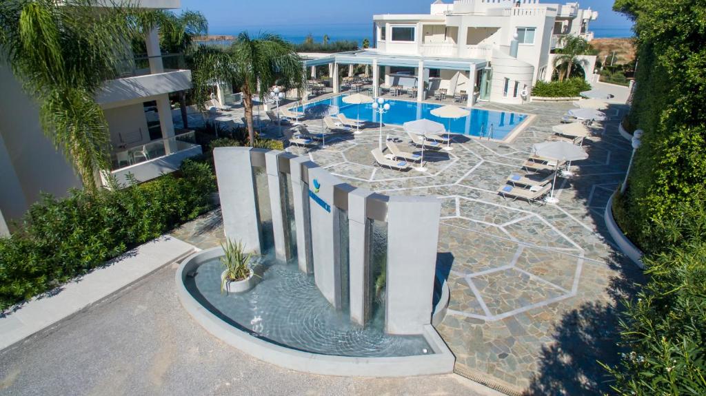 干尼亚科德里索斯酒店的享有带游泳池的度假村的空中景致