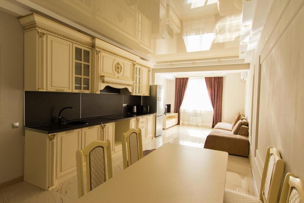 阿拉木图Residential Complex Central 261的厨房配有桌椅和沙发。
