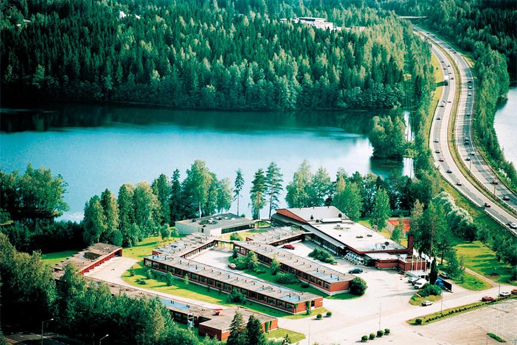 库奥皮奥伊苏瓦里肯纳芬兰酒店的享有湖畔建筑的空中景致