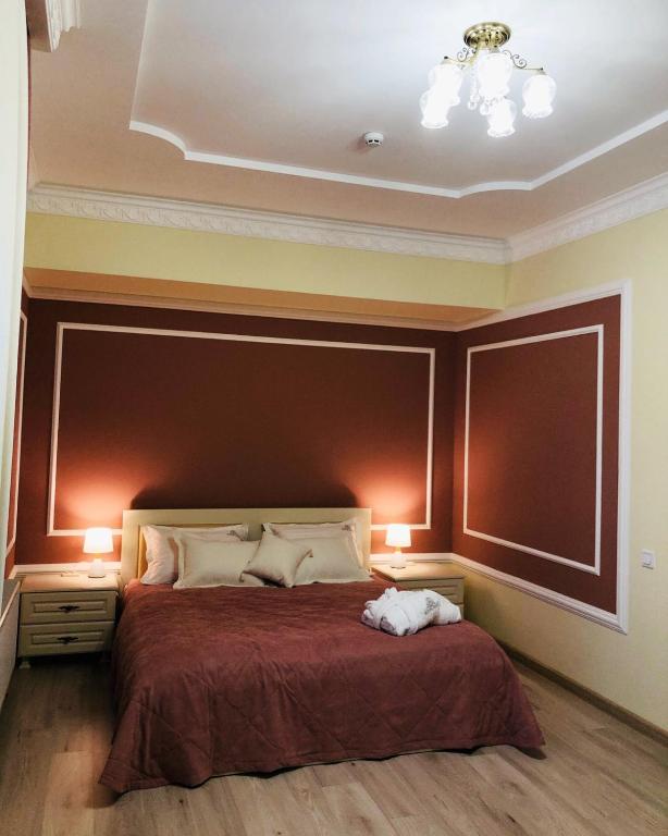 Royal Rest的一间卧室配有一张大床和两盏灯
