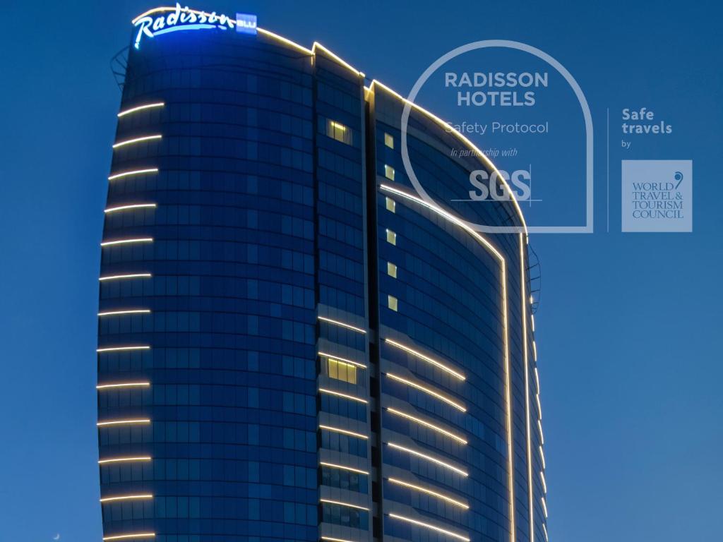 迪拜Radisson Blu Hotel, Dubai Canal View的拉斯维加斯的辐射酒店建筑的 ⁇ 染