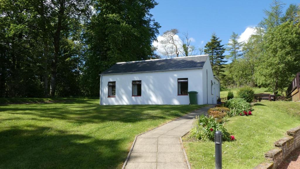 MayboleFoxglove Cottage的院子里的白色小房子