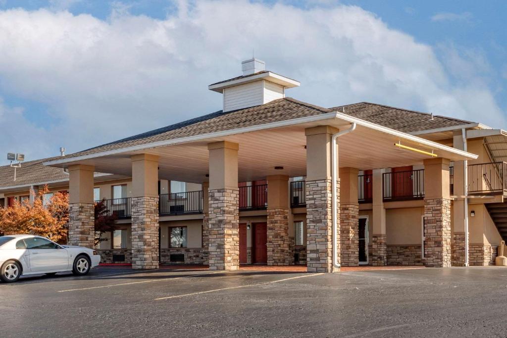 拉塞尔维尔Quality Inn Russellville I-40的停车场内有停车位的建筑物