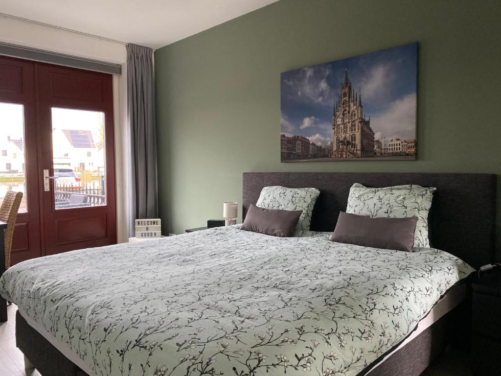 豪达Gouda's Herenhuys的卧室配有一张挂在墙上的床铺