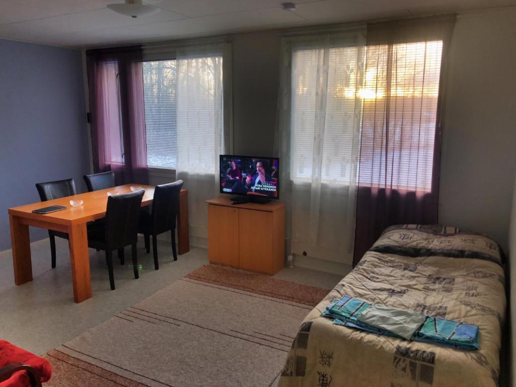 KaustinenSalonkylän koulu的一间卧室配有一张床和一张桌子及一台电视