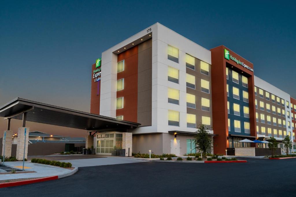 拉斯维加斯Holiday Inn Express & Suites - Las Vegas - E Tropicana, an IHG Hotel的酒店大楼的 ⁇ 染