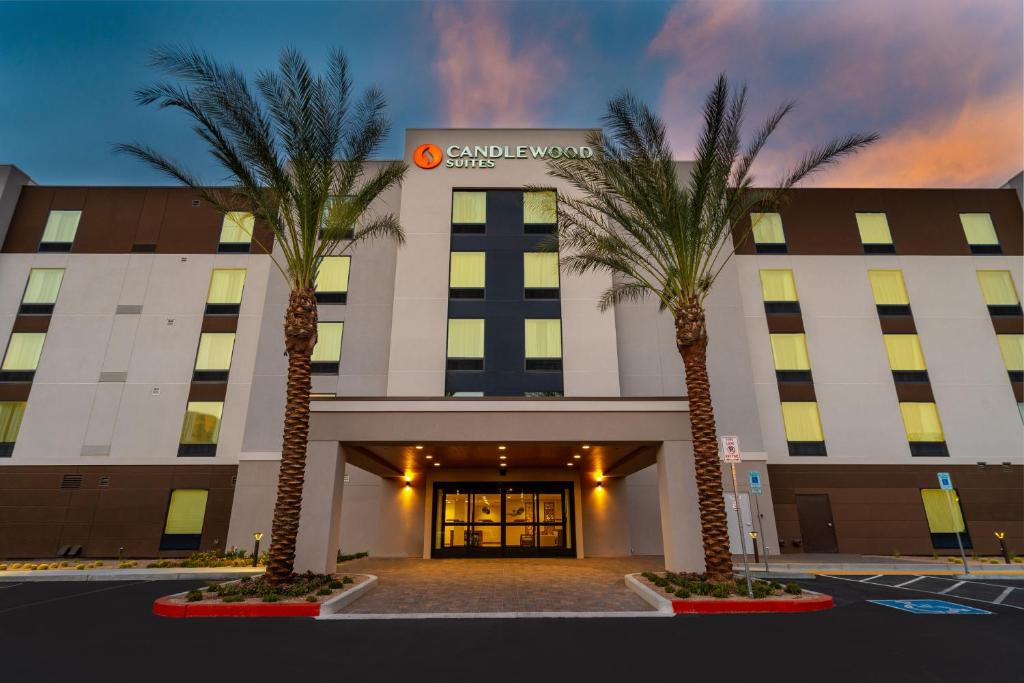 拉斯维加斯Candlewood Suites - Las Vegas - E Tropicana, an IHG Hotel的前面有两棵棕榈树的酒店