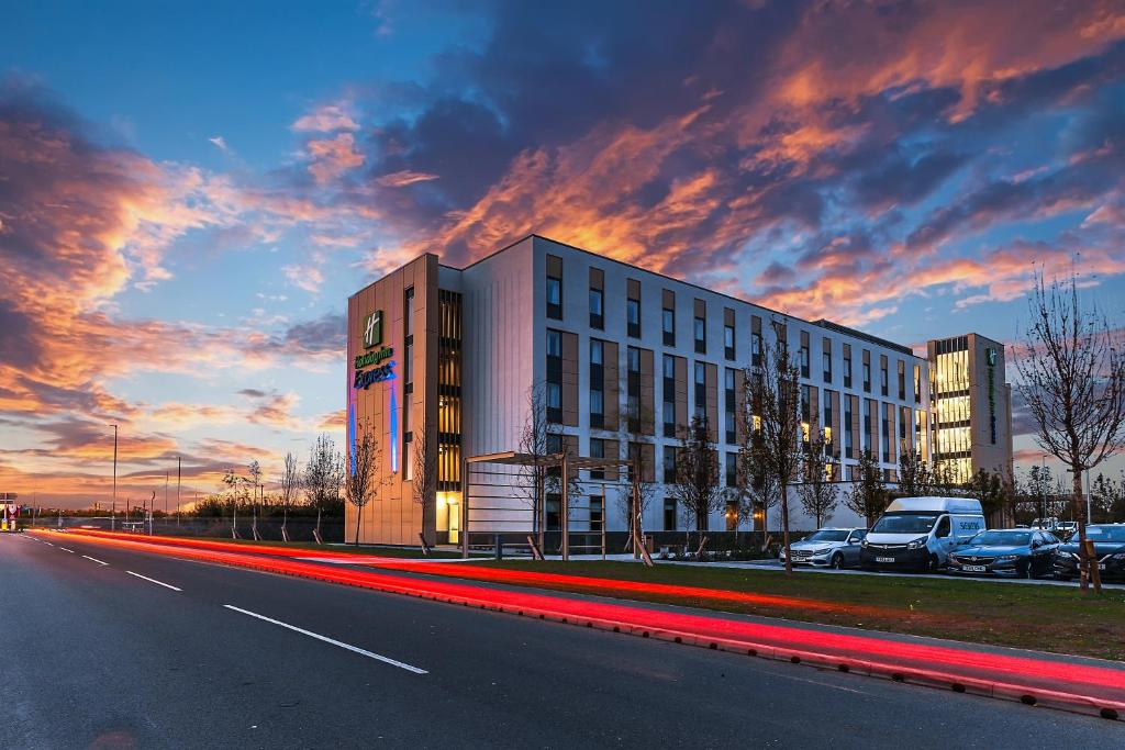 比斯特Holiday Inn Express - Bicester, an IHG Hotel的一座享有日落美景的建筑