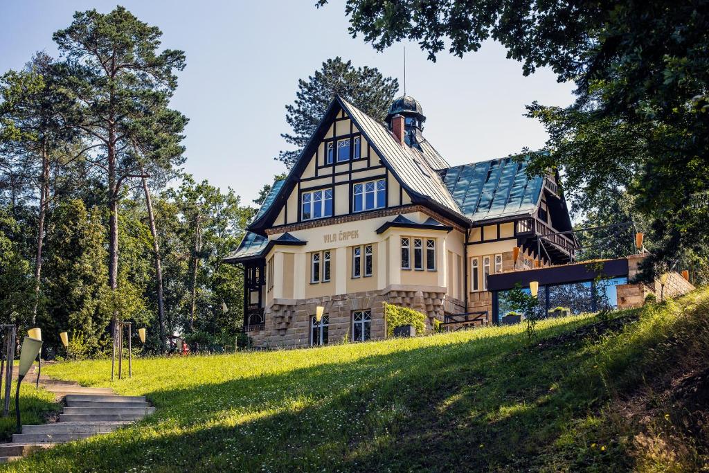 BranžežVila Čapek的草山上的大房子