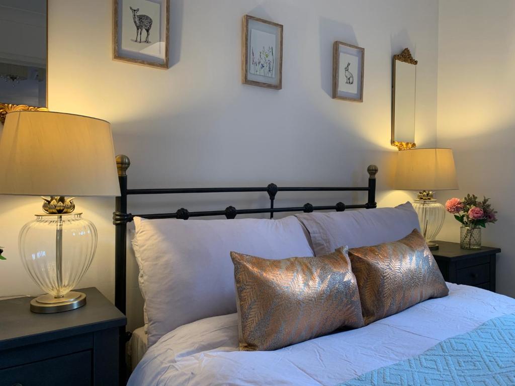 Fen Drayton索恩之家住宿加早餐旅馆的一间卧室配有一张带2个床头柜和2盏灯的床。