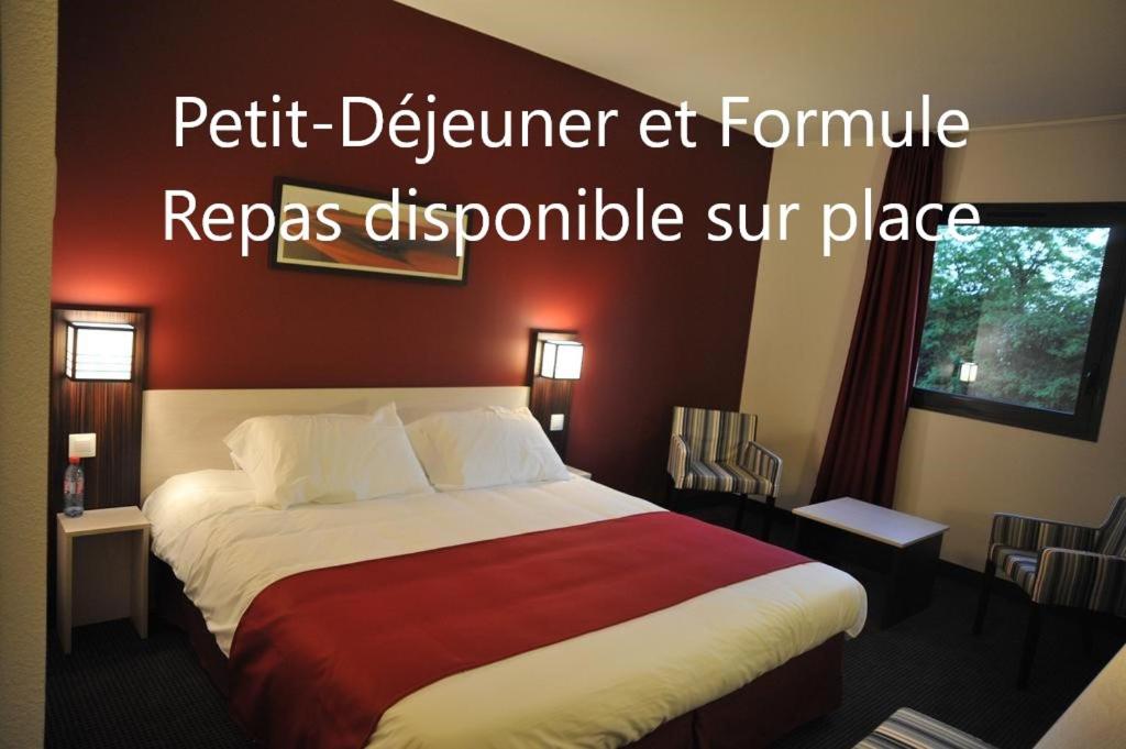 CherréHôtel AKENA La Ferté Bernard的一间卧室设有一张红色墙壁的大床
