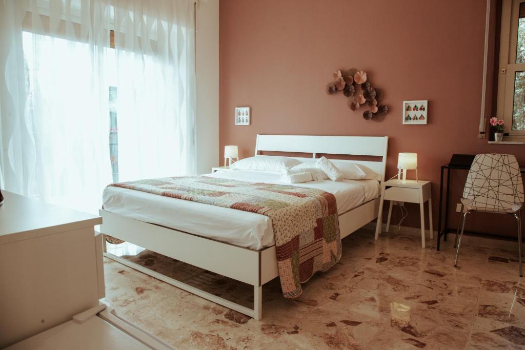 卡塔尼亚SoStanza - Rooms in Catania的卧室配有白色的床和窗户。
