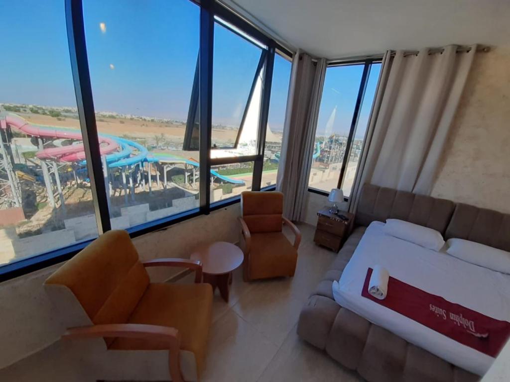 杰里科Dolphin Suites Hotel的享有度假胜地景致的客厅