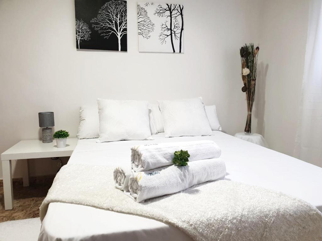 马尼塞斯Hotel M5 Valencia Aeropuerto的卧室配有白色床和毛巾