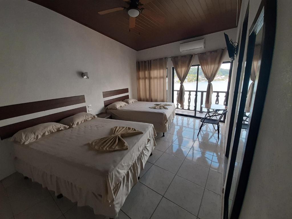 弗洛勒斯La Posada De Don Jose的酒店客房设有两张床和一个阳台。
