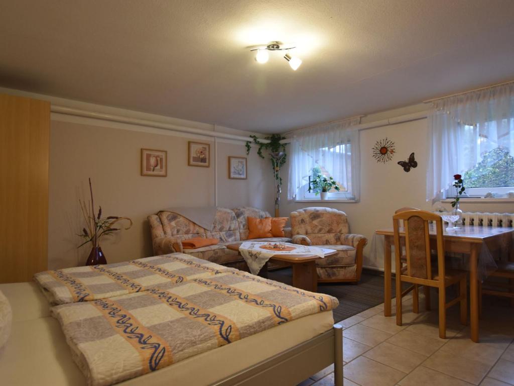 克吕茨Lovely Apartment near Sea in Klutz的一间卧室设有一张床和一间客厅。