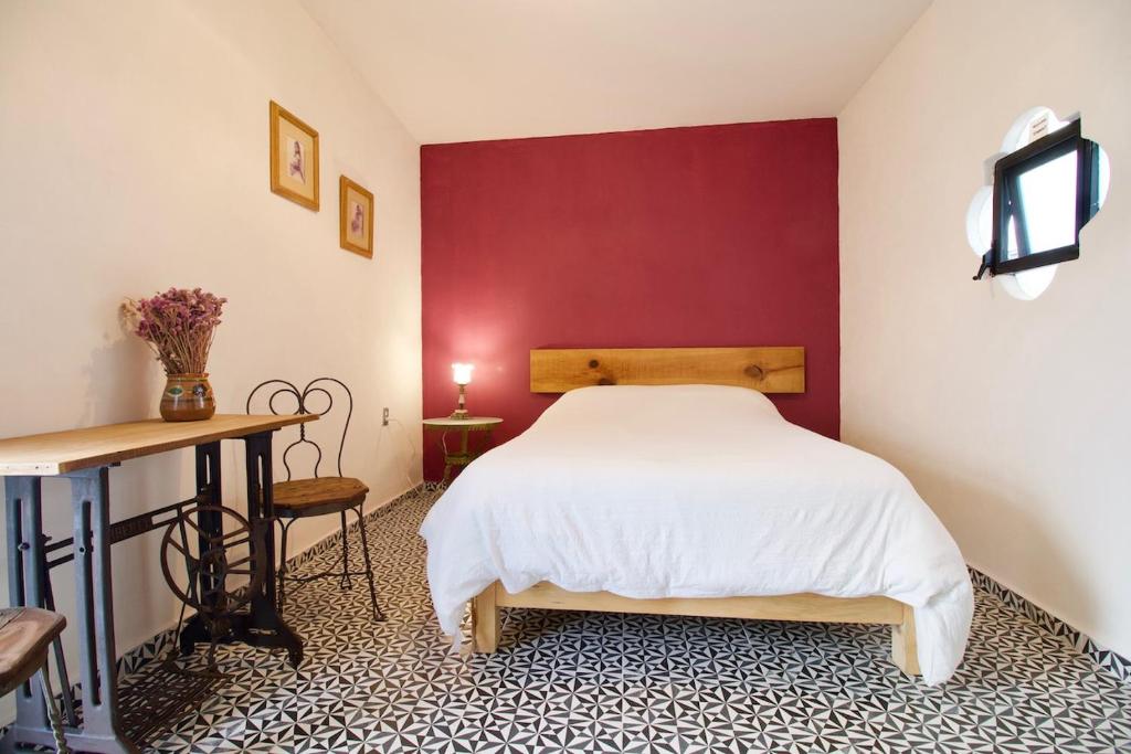 库埃纳瓦卡Hermosa Suite Privada en Casa Holística的卧室配有白色的床和红色的墙壁