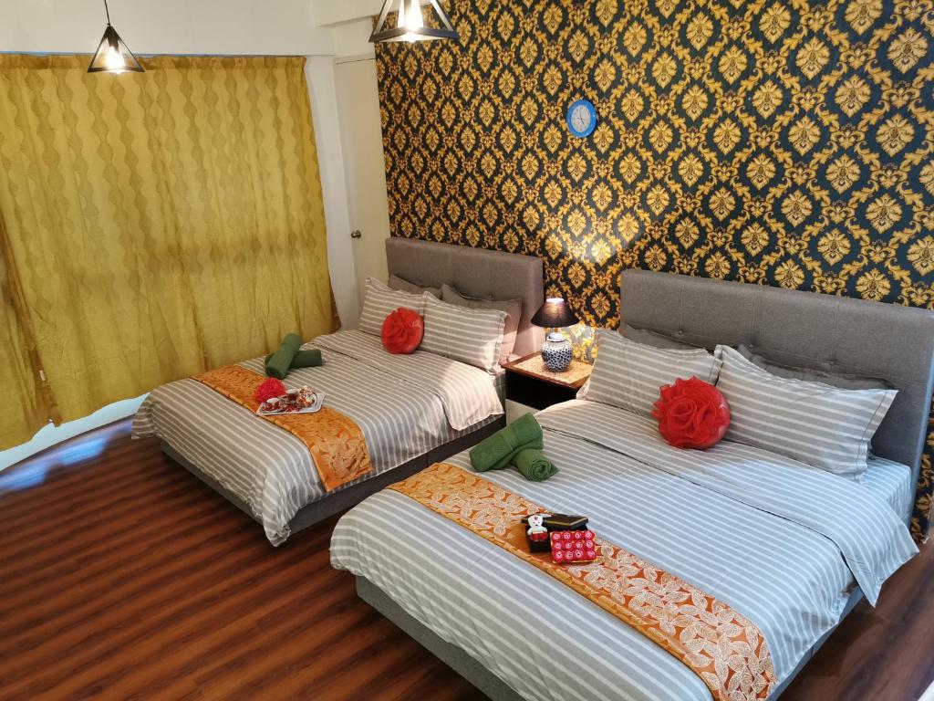 八打灵再也Lovelyhome@SunwayGeo/ SunMed/ Lagoon/ BRT的两张位于酒店客房的床,上面有红玫瑰