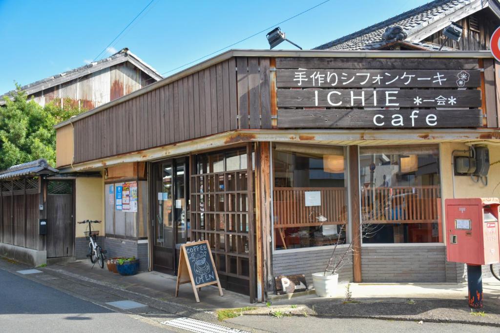 田边市一会旅馆的街道边的一栋带咖啡厅的建筑