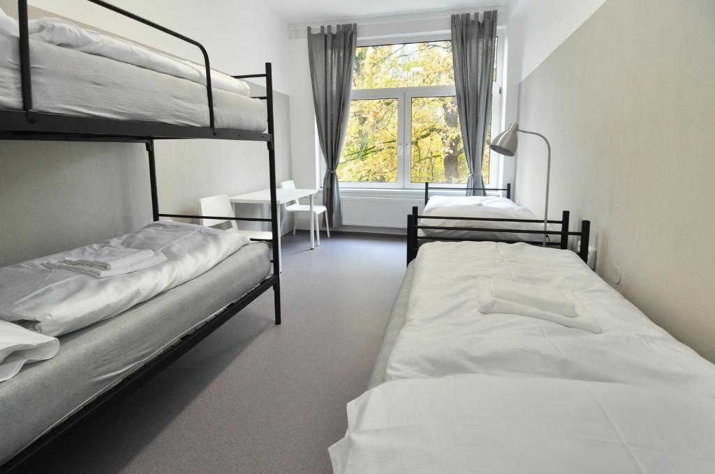 布热茨拉夫Hostel Tereza Břeclav的带窗户的客房内的两张双层床