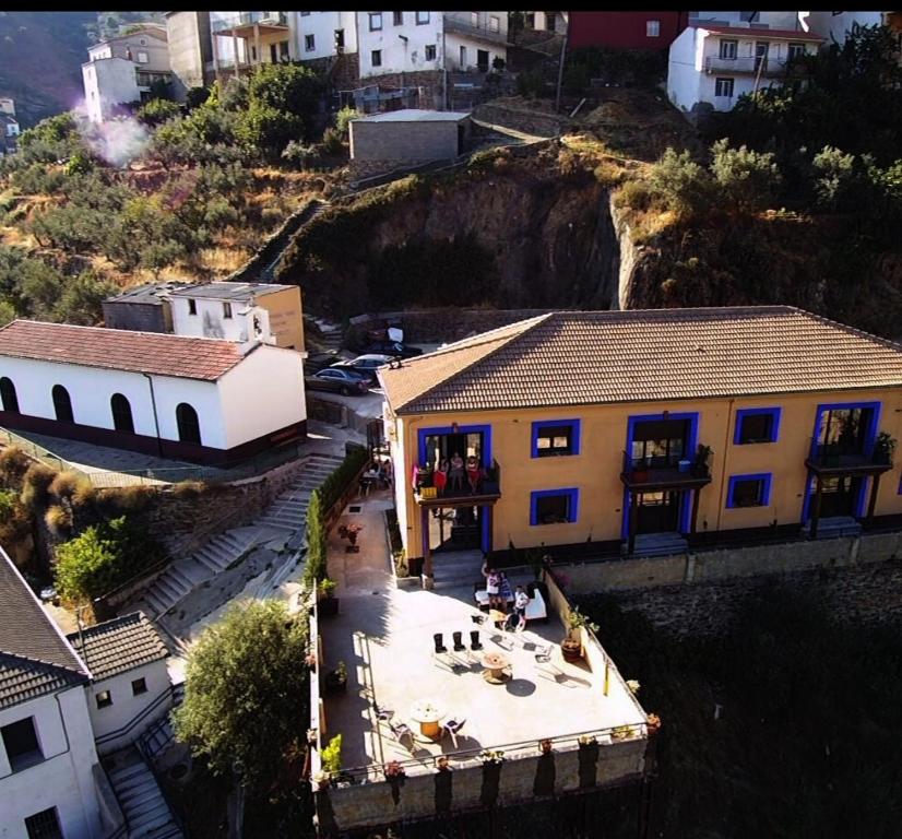 卡萨雷斯德拉斯乌尔德斯Alojamientos Rurales Hurdes Altas - La Antigua Guarderia的享有建筑和房屋的空中景致