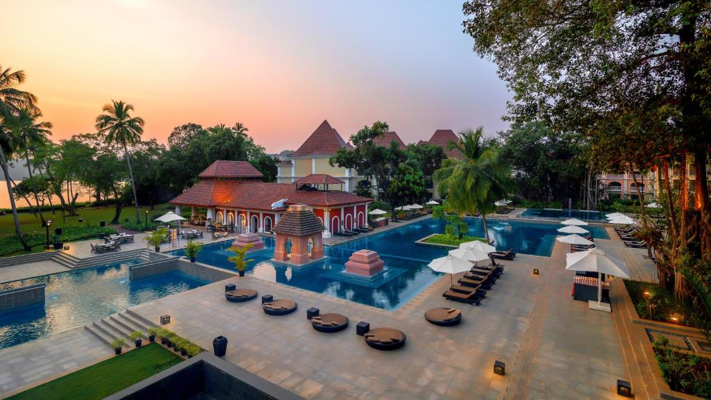 巴姆博利姆果阿君悦酒店的享有带游泳池的度假村的空中景致