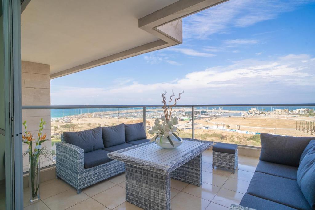 阿什杜德Luxury Marina Beachfront by Airsuite的一间享有海滩美景的客厅