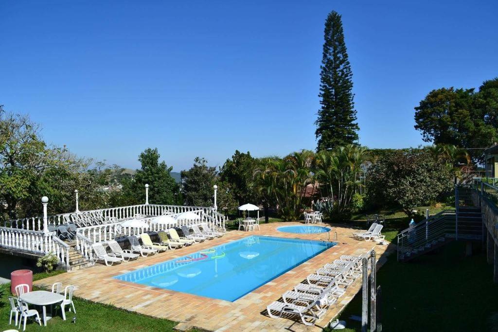 尤西德福拉阿空奇果德米纳斯酒店的一个带躺椅的大型游泳池,度假村
