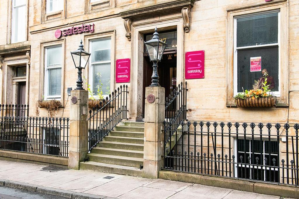 格拉斯哥Safestay Glasgow Charing Cross的商店前有楼梯的建筑