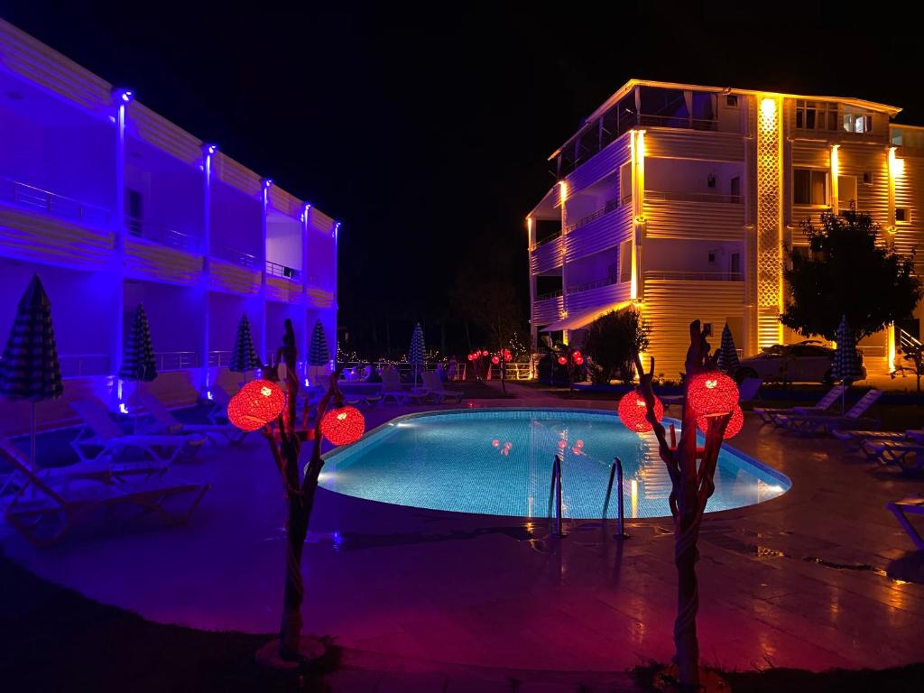 基兹洛特Aroma Butik Hotel的一座游泳池,在晚上在建筑物前