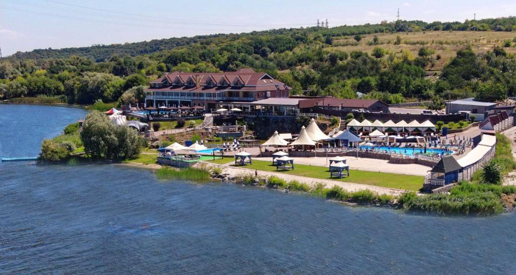 Kam”yani PotokyСпа-Готель Потоки Хауз的享有毗邻河流的度假胜地的空中景致
