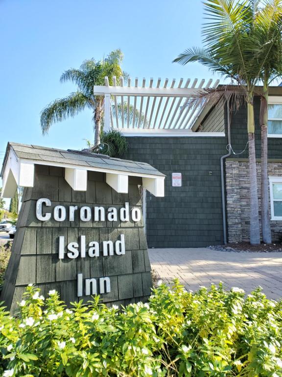 圣地亚哥科罗纳多岛旅馆 的房屋前的珊瑚岛标志