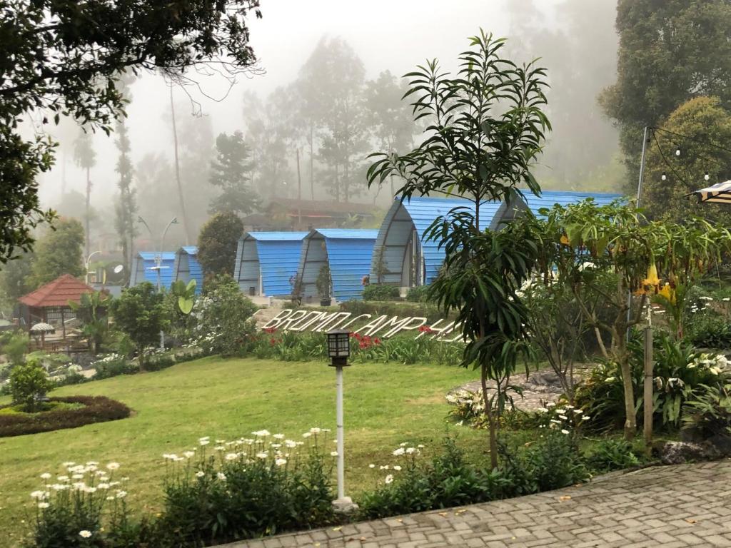 布罗莫布罗莫营地之家的一座花园,后面是蓝色的房屋