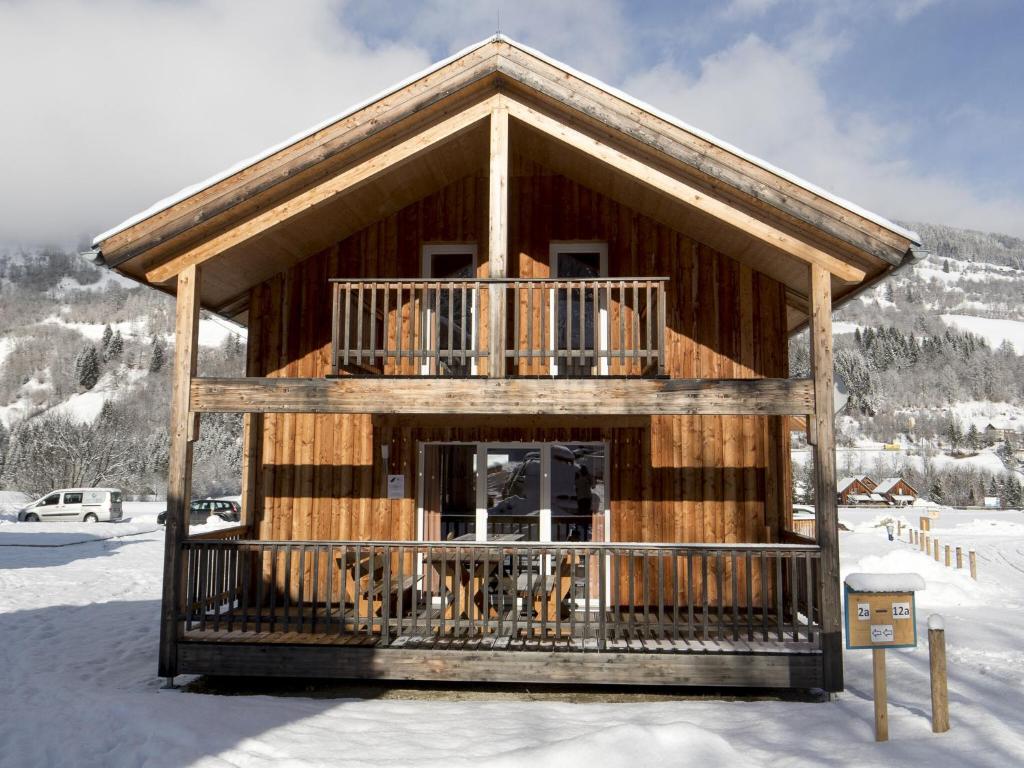 穆劳附近圣洛伦岑Charming Chalet in Sankt Georgen ob Murau on Ski Slopes的小木屋 - 带阳台