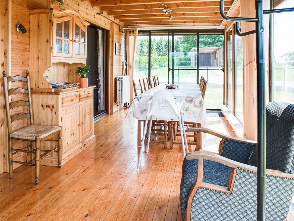 FraitureAlluring Holiday Home in Fraiture with Infrared Sauna的房屋内带桌椅的用餐室