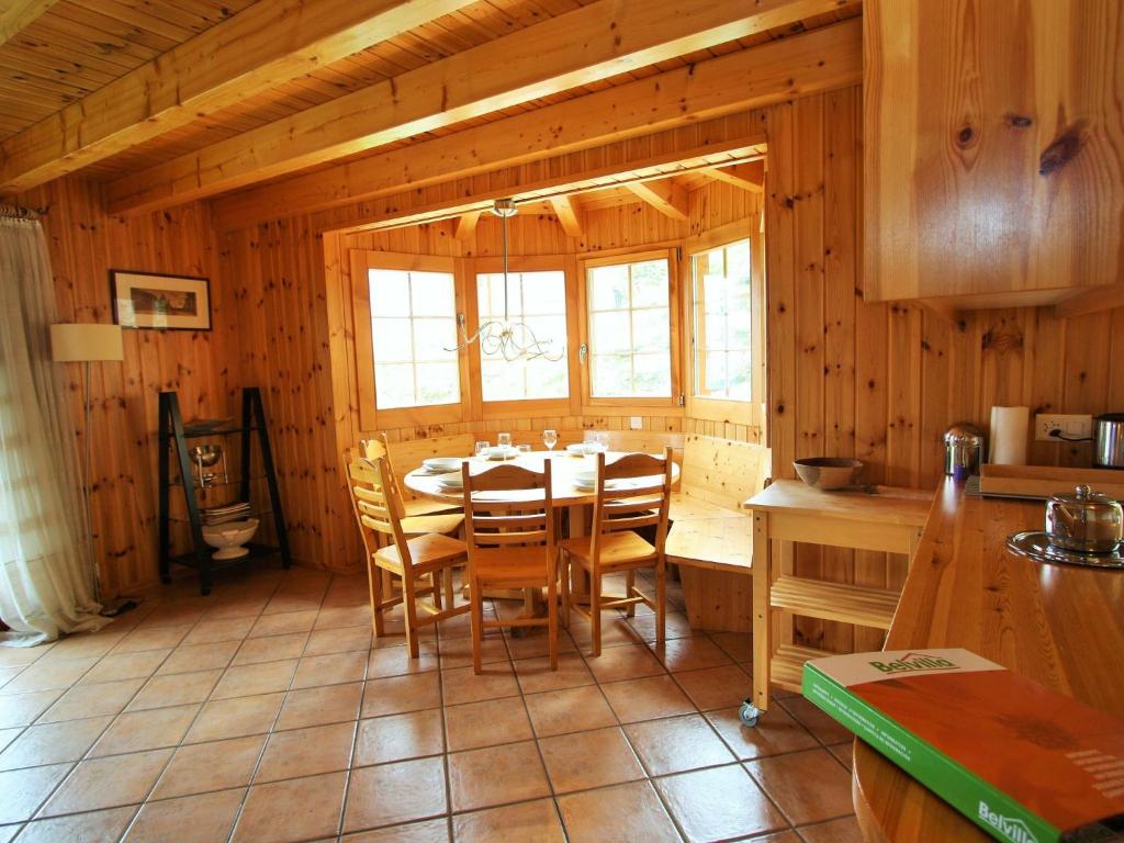 莱斯克伦斯Chalet in H r mence with Sauna Ski Whirlpool的小屋内带桌椅的用餐室