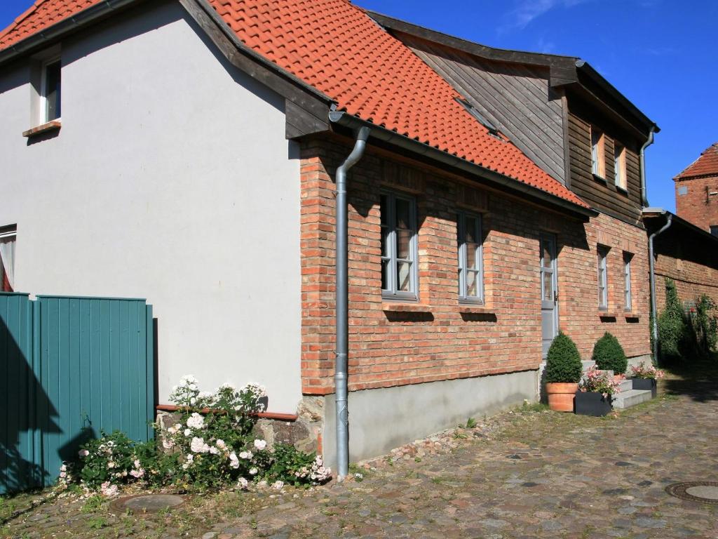 克吕茨Arresting Apartment near Sea in Kl tz的一座砖房,有橙色屋顶