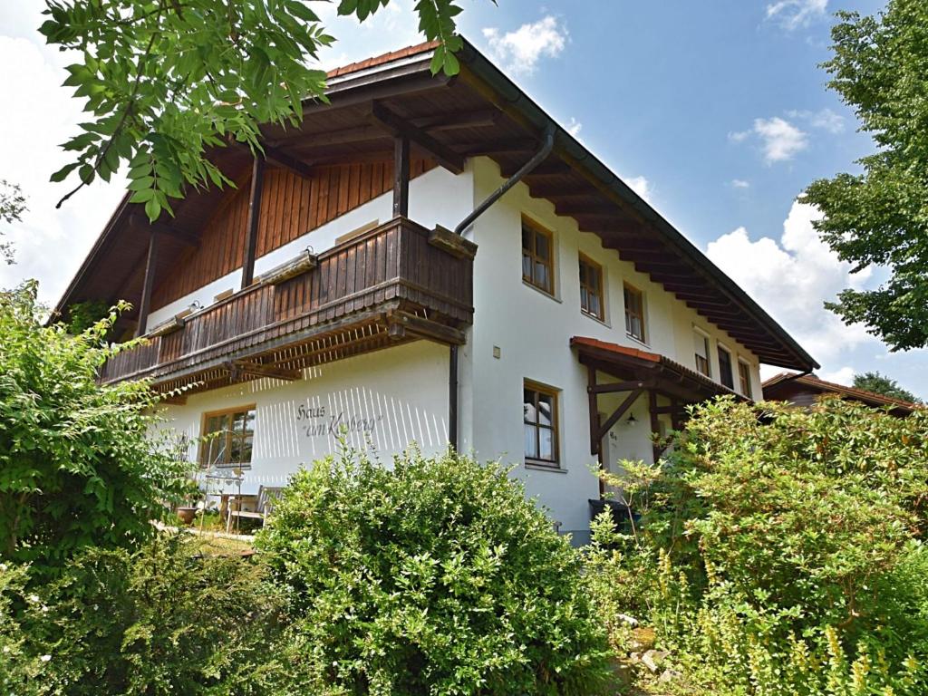 RinchnachCottage in Rinchnach Bavaria near the forest的白色房子的一侧设有阳台
