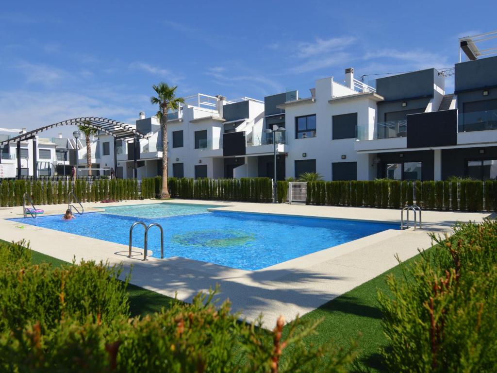 Modern holiday home with two terraces and a shared swimming pool内部或周边的泳池